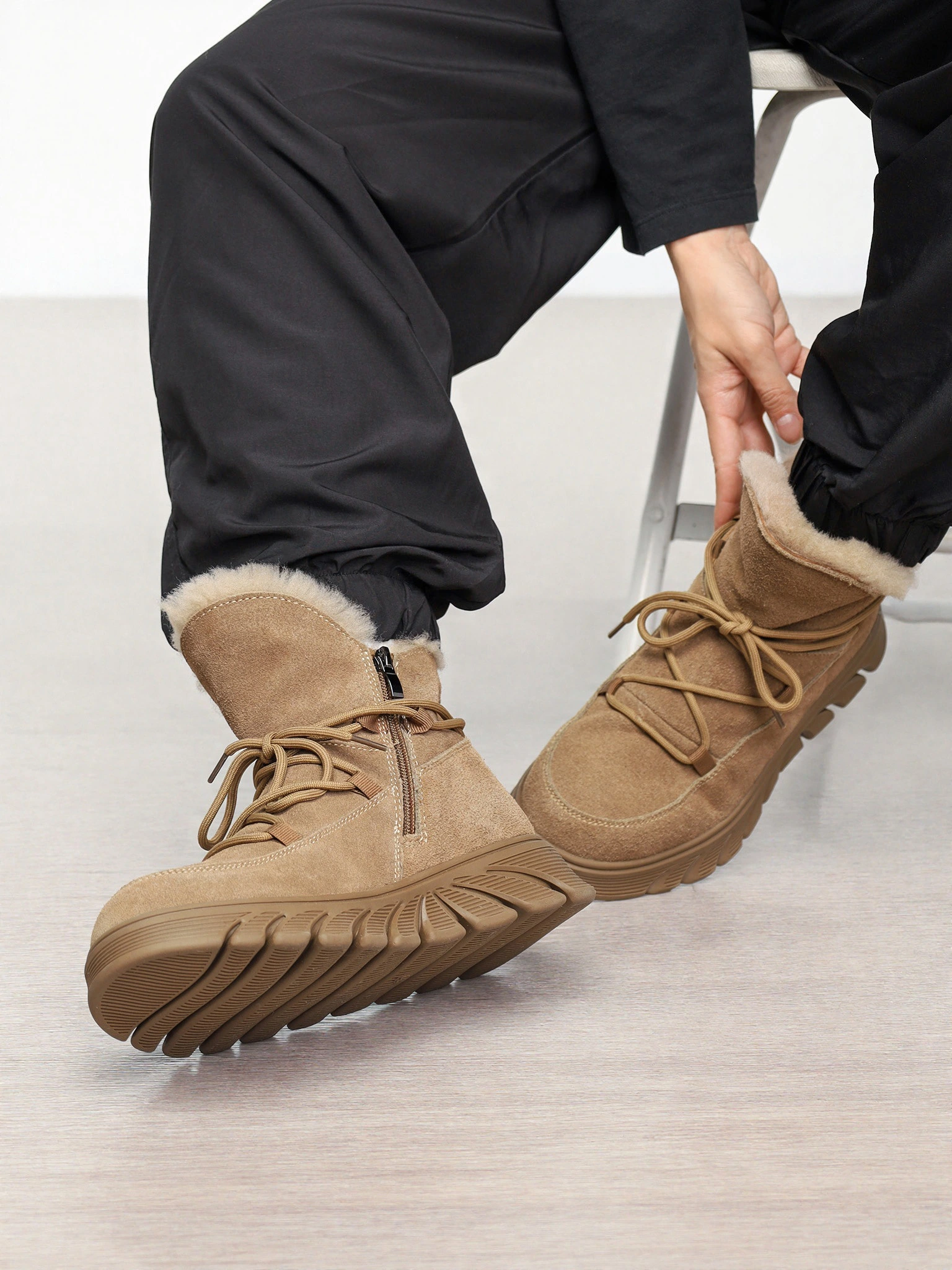 Ботинки бежевого цвета на рельефной подошве из натуральной замши